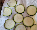 Foto del paso 1 de la receta: Chips de calabacín con queso