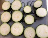 Une image de l'étape 2 de Courgette et tomates moutarde citron épices et emmental (recette plancha).