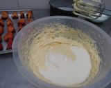 Foto del paso 4 de la receta: Torta de ciruelas frescas y yogurt
