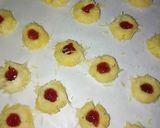 Foto langkah ke 5 dari resep Thumbprint Strawberry Cookies 🍓.