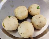 सूजी मसाला लिट्टी (बॉल्स) (Suji masala litti (Balls) recipe in Hindi) रेसिपी चरण 4 फोटो