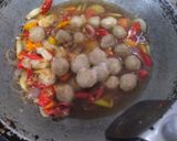 Foto langkah ke 4 dari resep Oseng Jamur shimeji Bakso Pedes.