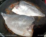 Foto del paso 3 de la receta: Filete de Dorada a la plancha con cebolla francesa y tomate