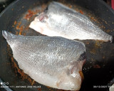 Foto del paso 3 de la receta: Filete de Dorada a la plancha con cebolla francesa y tomate
