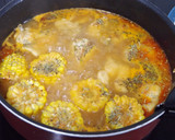 Foto del paso 2 de la receta: Guiso de pollo con choclo, corazones de alcachofas y guisantes