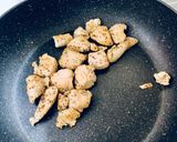 รูปขั้นตอนการทำที่ 3 ของ อกไก่นุ่มรวนน้ำพริกไทยดำ