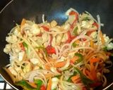 Foto del paso 3 de la receta: Salteado de pollo y vegetales al wok