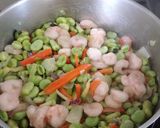 Foto del paso 3 de la receta: Fideos con arroz verduras y gambas