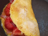 Omelette de jamón, queso y tomate