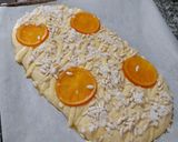 Foto del paso 6 de la receta Coca de Sant Joan 2025 v2: Crema, piñones, naranja confitada y azúcar humedecida en anís