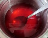 A picture of step 7 of Strawberry jelly and Dragonfruit cheese cake.