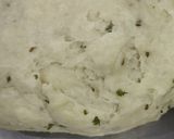 हरी धनिया नमक पारे (hari dhaniya namak pare recipe in Hindi) रेसिपी चरण 2 फोटो