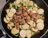 Une image de l'étape 2 de Filet mignon sur lit de courgettes et champignons avec tagliatelles et sauce fromagère.