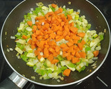Foto del paso 4 de la receta: Macarrones rallados con verduras, huevo y atún