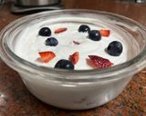 Foto del paso 4 de la receta: Postre rápido de merengue, frutillas y crema de maní