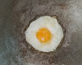 Foto langkah ke 3 dari resep Nasi Telur Ceplok Dengan Scallion Oil.