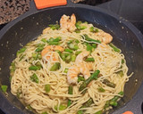 Foto del paso 3 de la receta: Espaguetis con langostinos y espárragos verdes