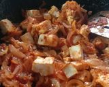 A picture of step 3 of Cheese onion capsicum vesitables.