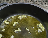 Foto del paso 2 de la receta: Chipirones encebollados al vermut con tomates secos
