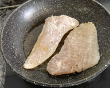Foto del paso 3 de la receta: Merluza en salsa