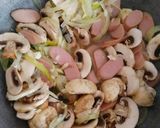 Foto langkah ke 2 dari resep Oseng Brokoli Kembang Kol Sosis.