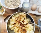 Hình bước làm 2 của món Bánh táo quế yến mạch (Apple cinamon oat bread)