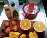 Foto del paso 1 de la receta: Licuado combinado! 🍹 ciruela+naranja+durazno