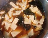 Hình bước làm 2 của món Canh miso đậu, rong biển