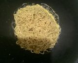Foto langkah ke 3 dari resep Sandwich Mie Goreng.