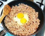 รูปขั้นตอนการทำที่ 4 ของ ข้าวกล้องผัดไข่-ไก่ทอด #ทำขายรวย