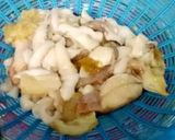รูปขั้นตอนการทำที่ 2 ของ ผัดเผ็ดไข่ปลาหมึกลูกกล้วยดิบ