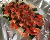 Une image de l'étape 5 de Filets de loup de mer aux tomates, fanes de radis et parmesan.