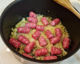 Foto del paso 2 de la receta Patatas guisadas con salchichas frescas al curry