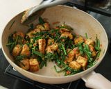 Foto langkah ke 5 dari resep Oseng Tahu Telur Kucai Devina Hermawan.