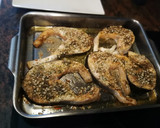 Foto del paso 10 de la receta: Salmón con costra al horno con guarnición de habas baby