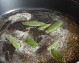 Foto del paso 2 de la receta: Filetes de seitán a la salvia con salsa de cebolla y champiñones