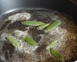 Foto del paso 2 de la receta: Filetes de seitán a la salvia con salsa de cebolla y champiñones