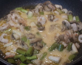 Foto del paso 3 de la receta: Revuelto de ajetes tiernos y champiñones