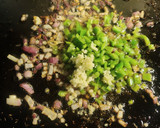 Foto del paso 3 de la receta: Arroz con secreto, setas y alcachofa