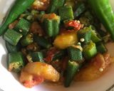 A picture of step 5 of Bhindhi with tali hui sabz mirchain and thandi lassi.