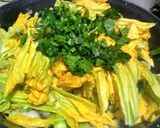 Foto del paso 3 de la receta: Flor de calabaza para quesadillas!!