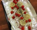 Foto del paso 1 de la receta: Filet de merluza con cebolla, limón y cherry