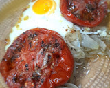 Foto del paso 6 de la receta: Huevos al plato con tomate y cebolla