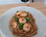 Foto del paso 4 de la receta: Noodles de arroz con langostinos y cebolla