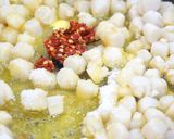 Hình bước làm 2 của món Cồi sò điệp xào bơ tỏi