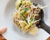 รูปขั้นตอนการทำที่ 4 ของ ผัดผักกาดดองกับถั่วงอกและหมูสับ By แม่บ้าน