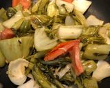 Hình bước làm 2 của món Canh bún sườn cải chua