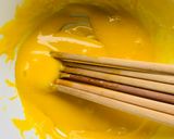 Hình bước làm 2 của món Mayonnaise làm sốt trộn salad đánh bằng đũa ăn cơm