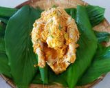 A picture of step 3 of Ayam betutu (spicy grilled chicken).