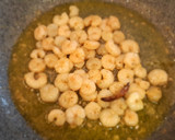Foto del paso 2 de la receta: Tortilla de gambas al ajillo y patatas